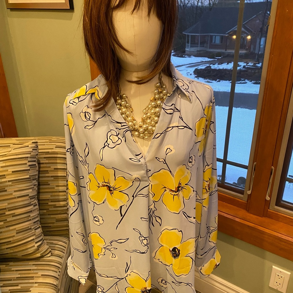Beautiful, flowing ladies blouse by Ann Taylor. Great for Easter and Spring days